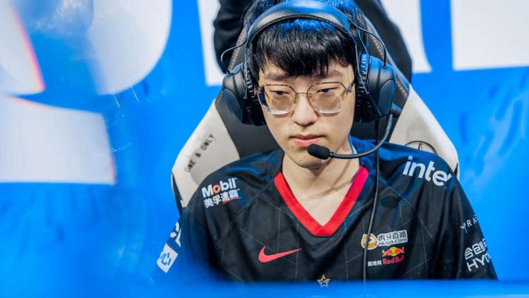 “After winning the Worlds 2021, he played for two teams at the same time. It was awkward,” Edward commented on Scout's move to LNG Esports