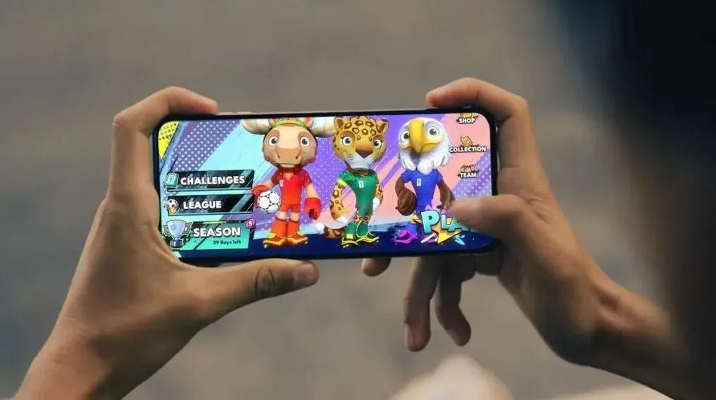 Motorola Becomes Official Smartphone Partner of FIFA Heroes