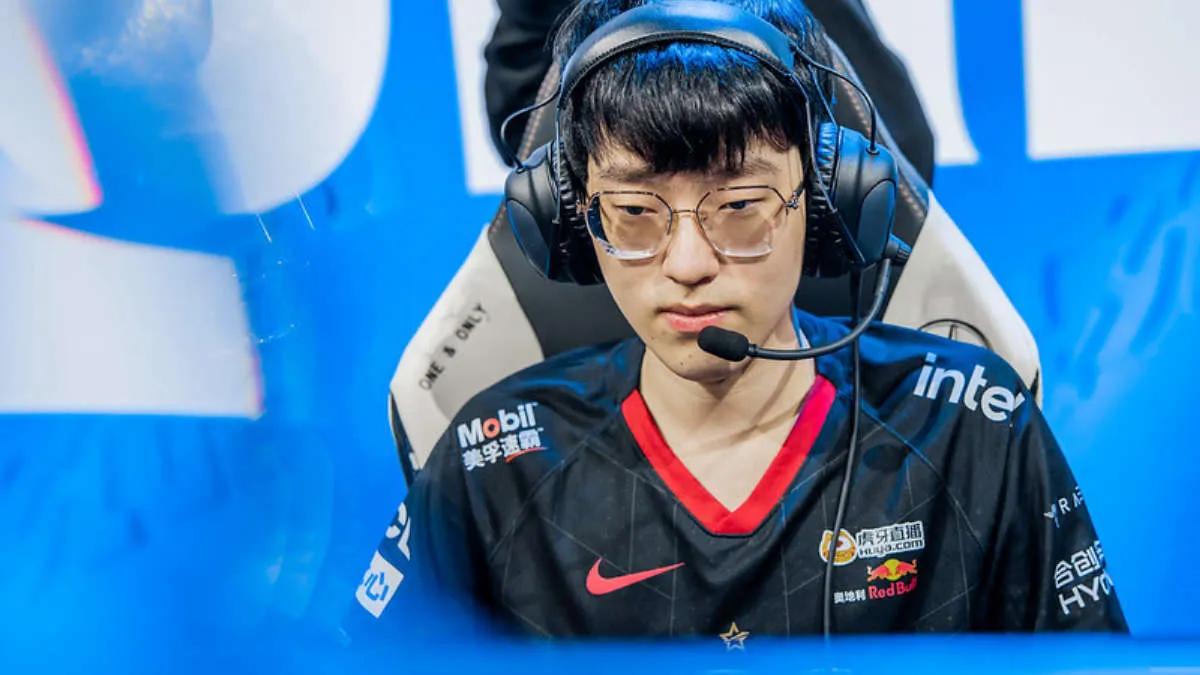 “After winning the Worlds 2021, he played for two teams at the same time. It was awkward,” Edward commented on Scout's move to LNG Esports