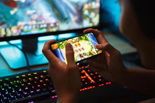 Mobile Games vs Desktop Games 2025: Which is better?